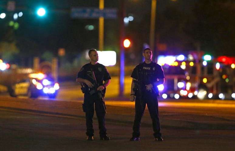 Policiais bloqueando uma rua após tiroteio em exposição no Texas
