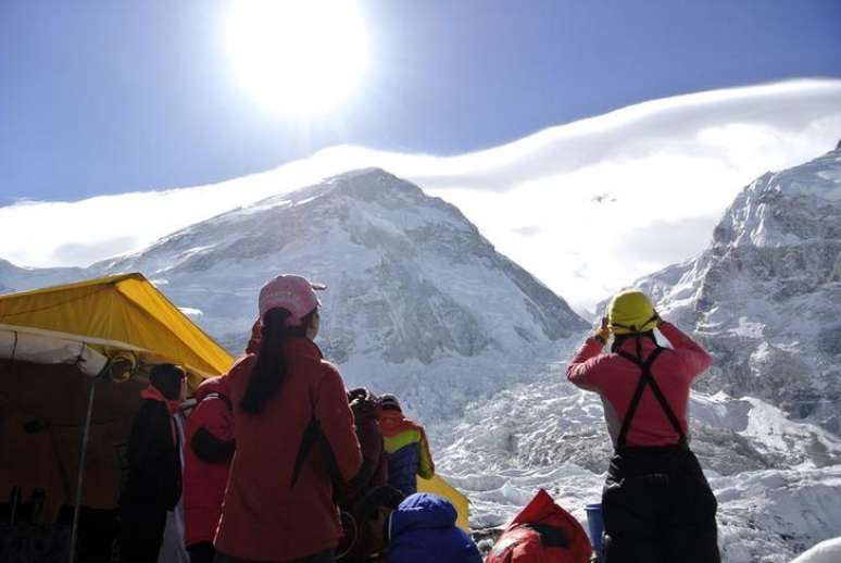 Alpinistas observam o Monte Everest após cancelamento de escalada. 27/04/2015