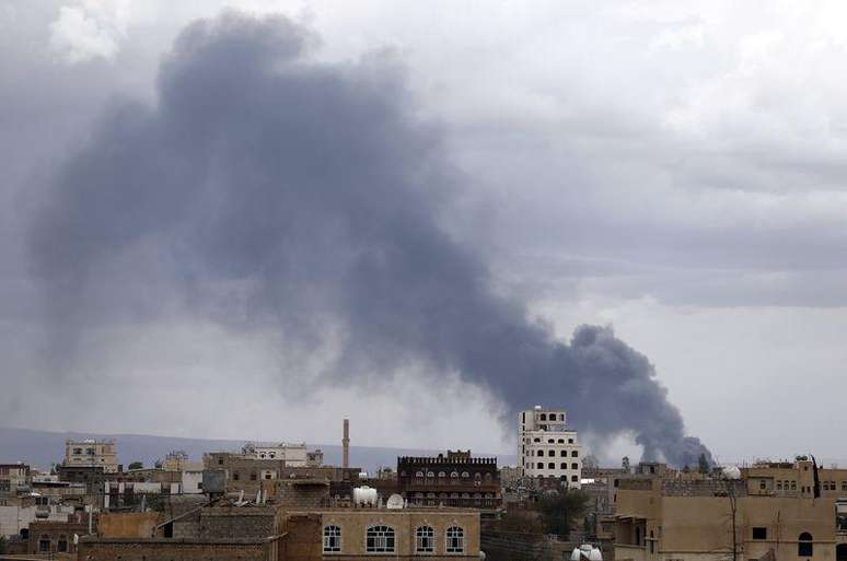 Fumaça após ataque aéreo contra o aeroporto da capital do Iêmen, Sanaa. 04/05/2015