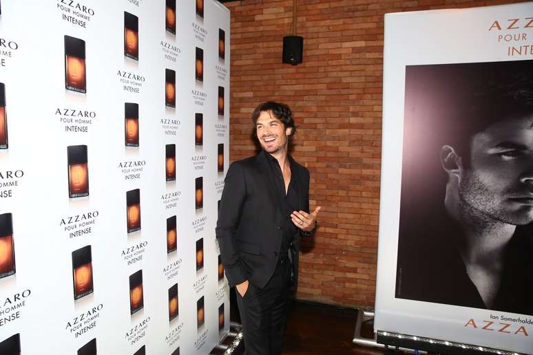 Ian Somerhalder lan&ccedil;a perfume no Rio de Janeiro e troca beijos e carinhos com a mulher Nikki Reed
