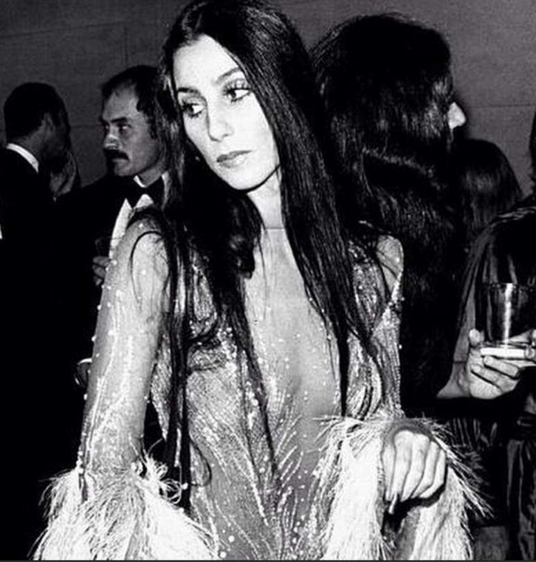 Cher também publicou em sua rede social foto de 1974, quando vestia o macacão feito por Bob Mackie