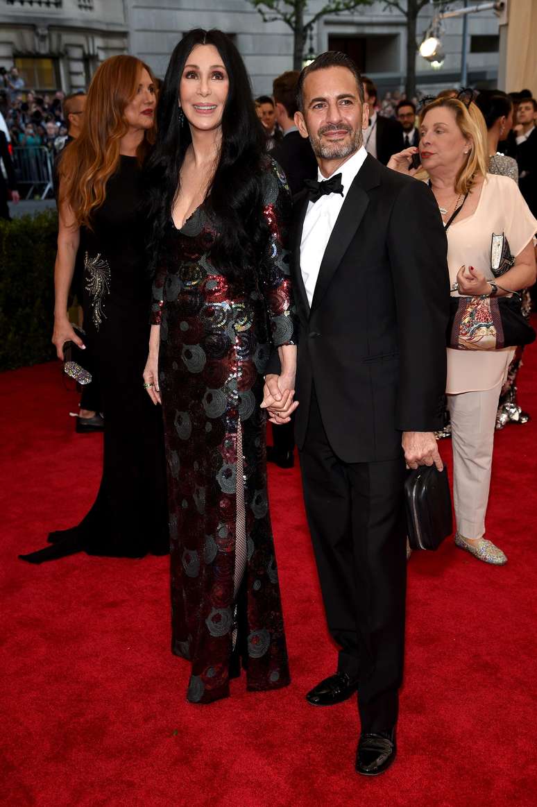 Cher ao lado de Marc Jacobs com vestido decotado, mas mais discreto assinado pelo estilista