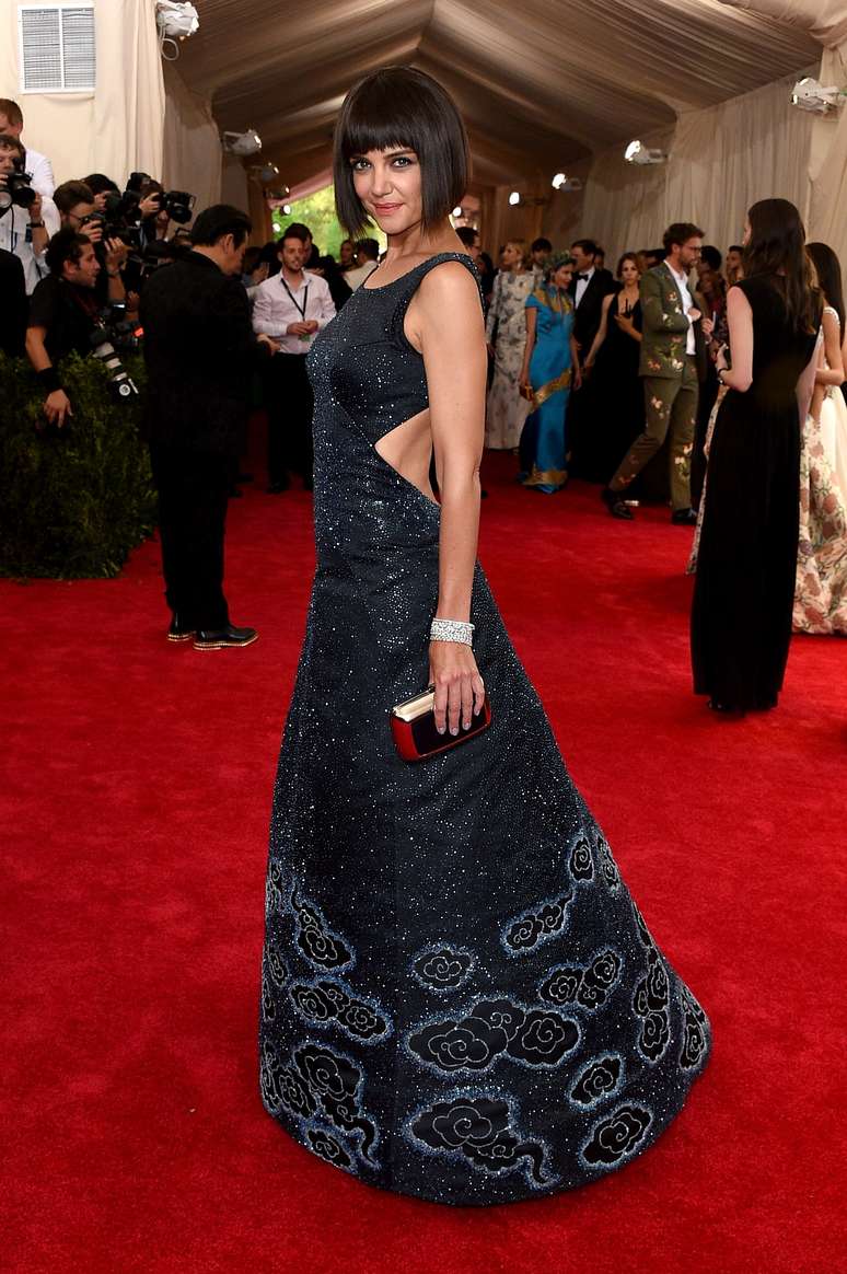 Katie Holmes exibe novo corte de cabelo no baile do MET