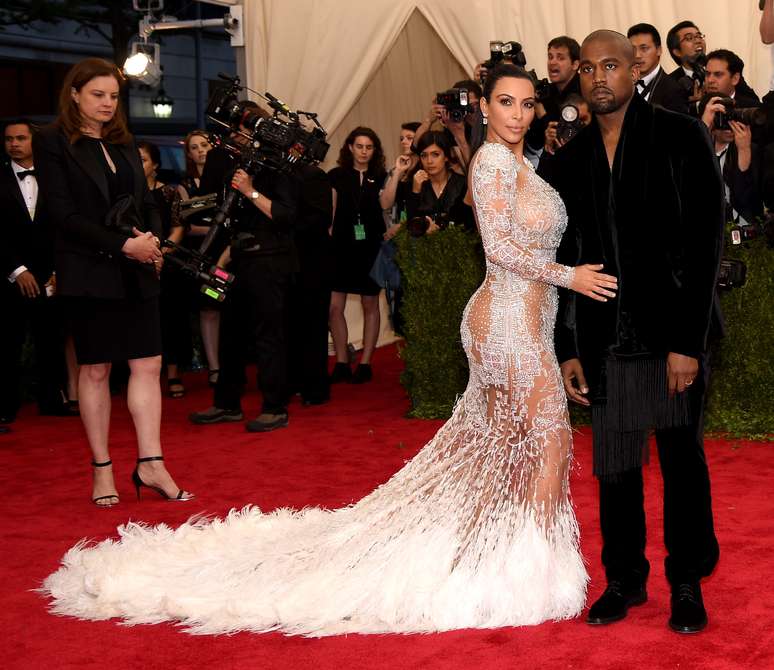Kim Kardashian chegou com um vestido Roberto Cavalli e ao lado de Kanye West
