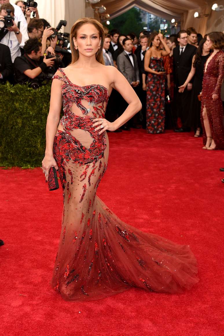Jennifer Lopez ousou em um modelo Versace todo bordado em pedrarias
