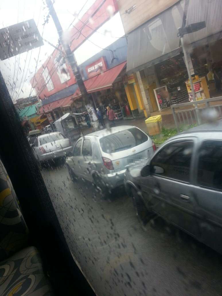 Leitor fotografou carros de dentro de um ônibus 