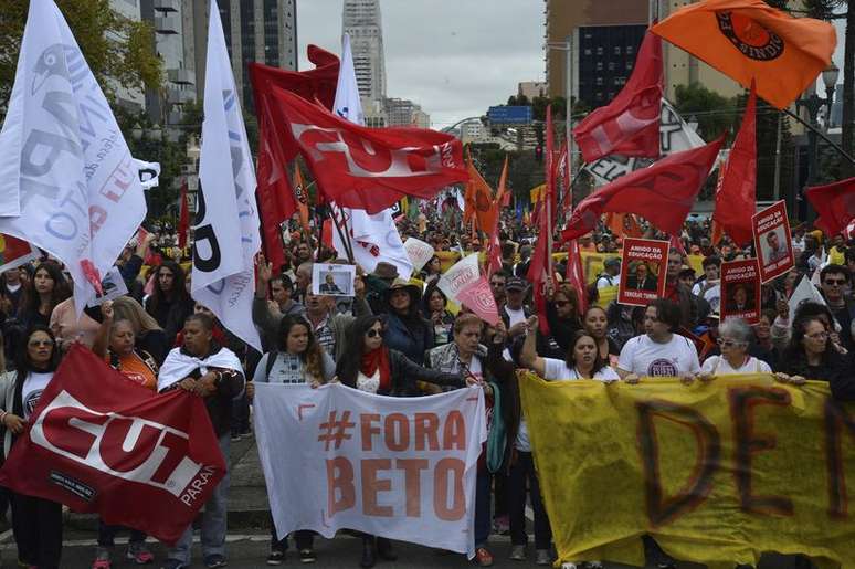 Professores da rede de ensino do Paraná participam de caminhada pelas ruas de Curitiba