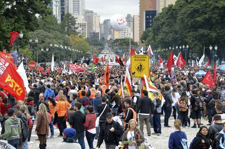 Professores da rede de ensino do Paraná participam de caminhada pelas ruas de Curitiba. O intuito do ato é protestar contra a violência policial