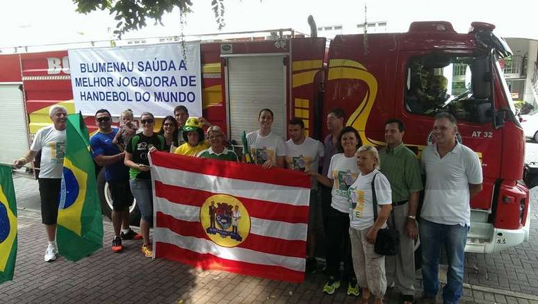 Duda Amorim saiu no carro de bombeiros após ser eleita melhor jogadora do mundo