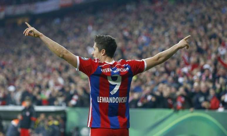 Robert Lewandowski, do Bayern de Munique, durante partida contra o Borussia Dortmund, em Munique.   25/04/2015