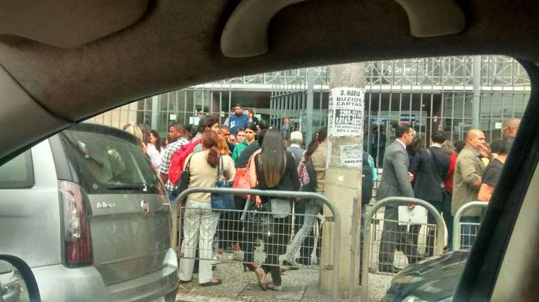 O f&oacute;rum foi evacuado ap&oacute;s o incidente; cal&ccedil;adas em frente ao local ficaram lotadas