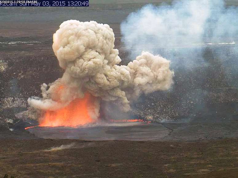Lava, pedras e gás voando nos ares do Havaí após a explosão do vulcão Kilauea 