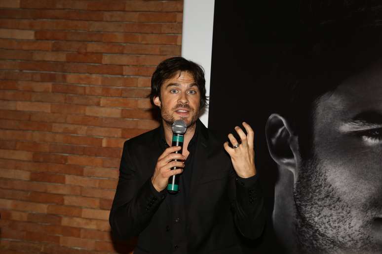 Ian Somerhalder lan&ccedil;a perfume no Rio de Janeiro e troca beijos e carinhos com a mulher Nikki Reed