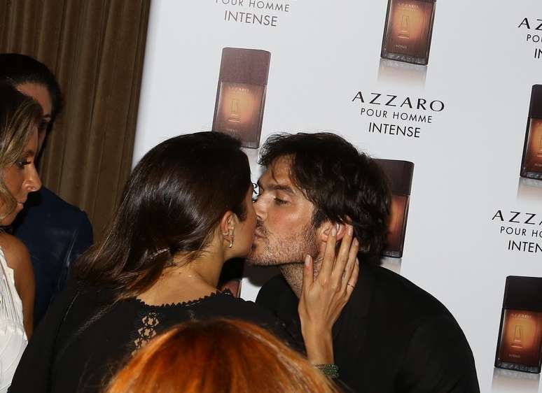 Ian Somerhalder lan&ccedil;a perfume no Rio de Janeiro e troca beijos e carinhos com a mulher Nikki Reed