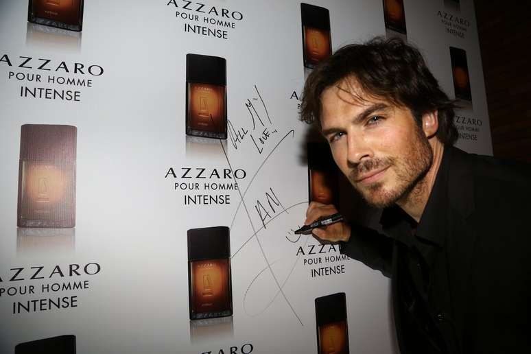 Ian Somerhalder lan&ccedil;a perfume no Rio de Janeiro e troca beijos e carinhos com a mulher Nikki Reed