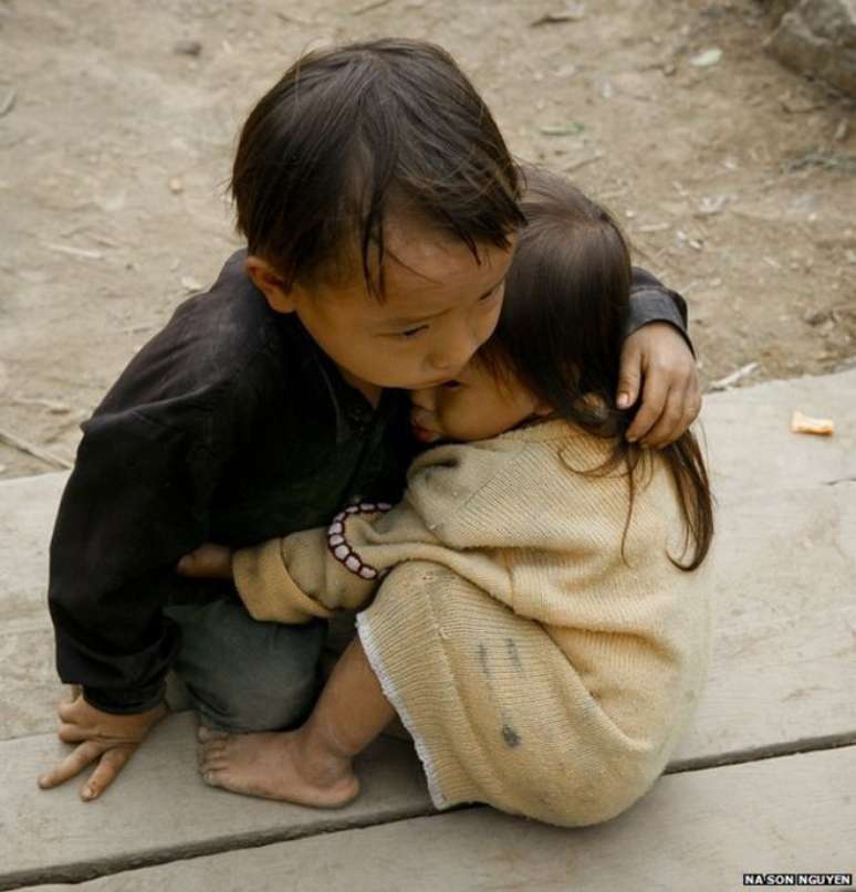 Foto foi tirada enquanto irmãos brincavam na em frente de casa, no Vietnã
