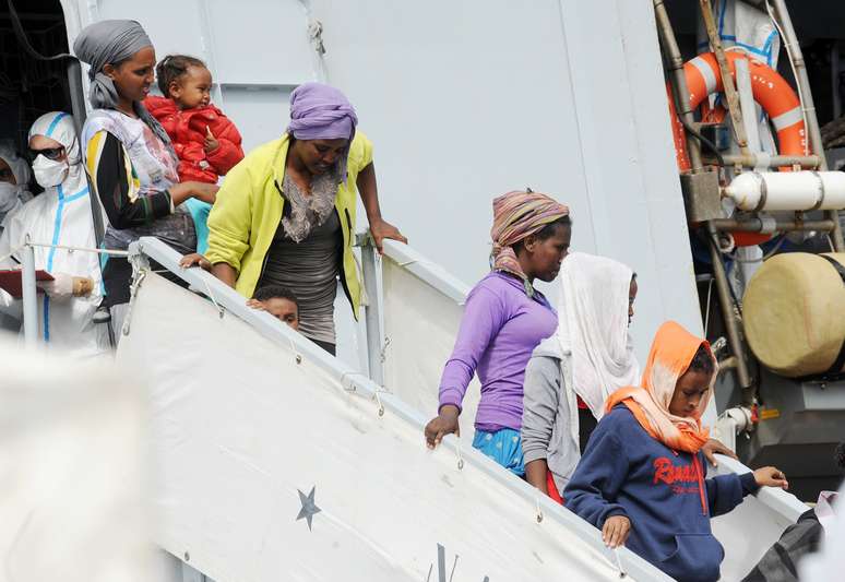Imigrantes desembarcam na It&aacute;lia ap&oacute;s viagem pelo Mar Mediterr&acirc;neo, onde cerca de 40 pessoas morreram durante a travessia