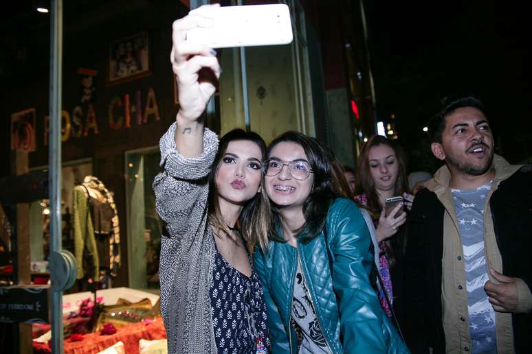 Manu Gavassi tira selfie com fã