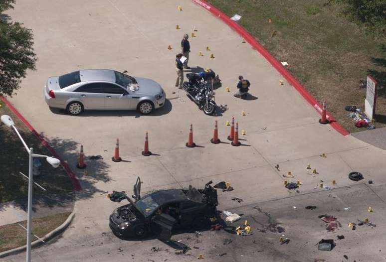 Carro usado por homens armados que abriram fogo em Garland, no Texas. 04/05/2015