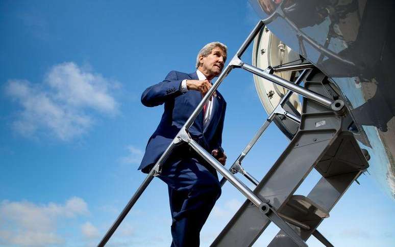 Secretário de Estado norte-americano, John Kerry, embarca em avião para partir de Mogadishu. 5/5/2015