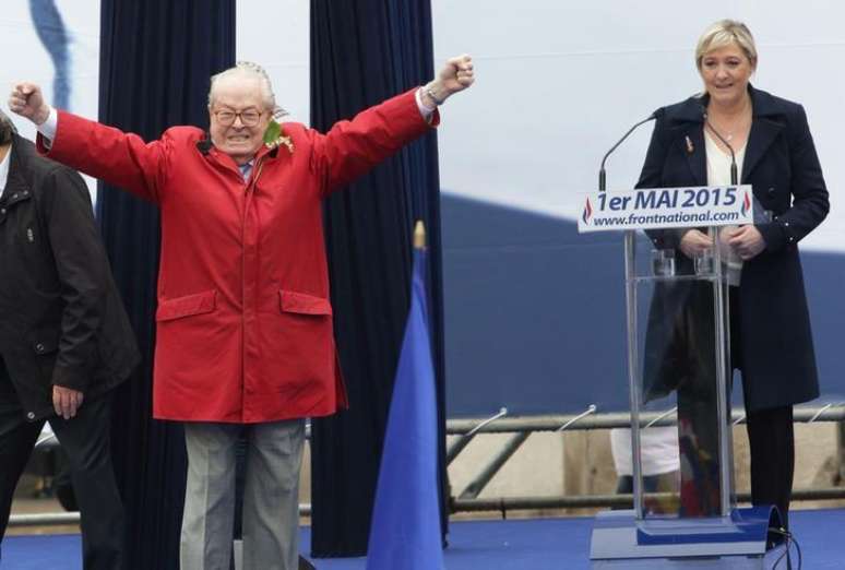 Líder da Frente Nacional, Marine Le Pen, observa o pai, Jean-Marie Le Pen, em evento em Paris. 01/05/2015