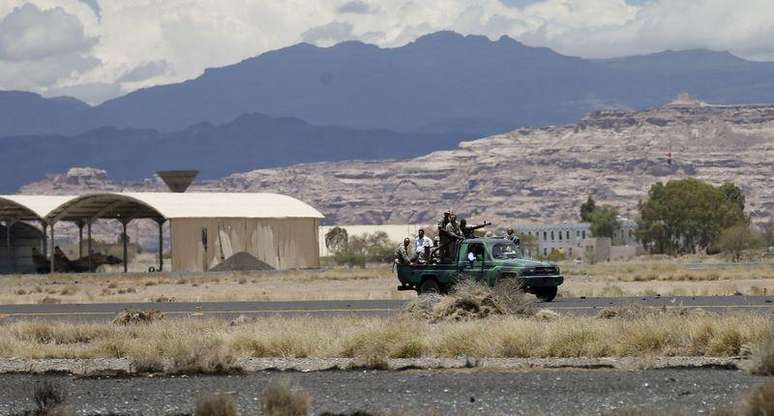 Militantes houthis são vistos na pista do aeroporto internacional de Sanaa, no Iêmen, nesta terça-feira. 05/05/2015