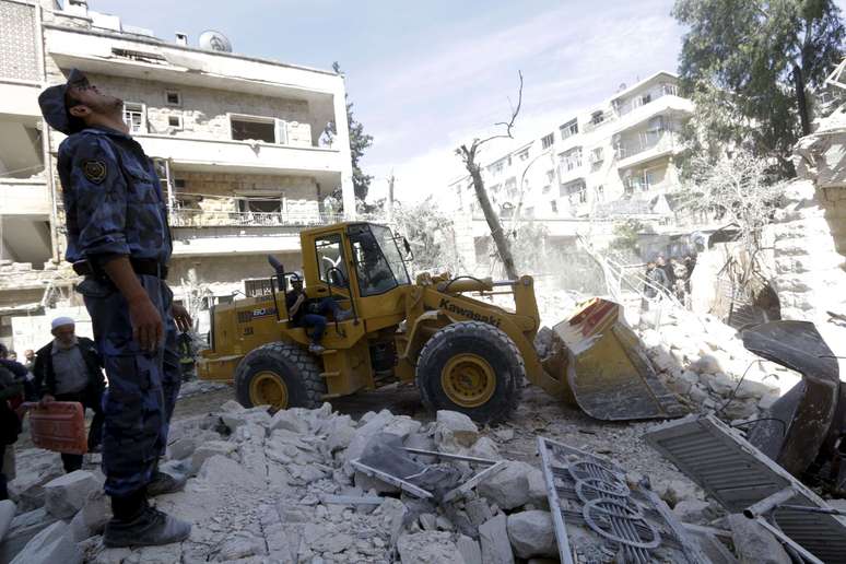 Hoje, a cidade é escombros e dor. Ao menos 40% dela foram danificados ou destruídos em pouco mais de três anos de conflitos, desde que foi atingida pela chamada “Batalha de Aleppo”, em julho de 2012