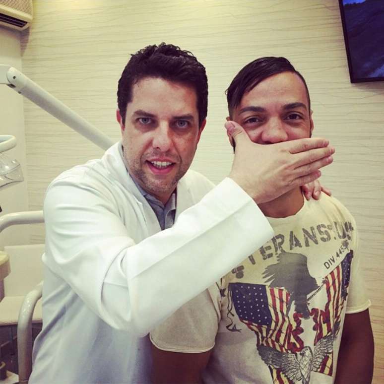 O dentista das celebridades, Anderson Bernal,faz suspense com sorriso de Belo