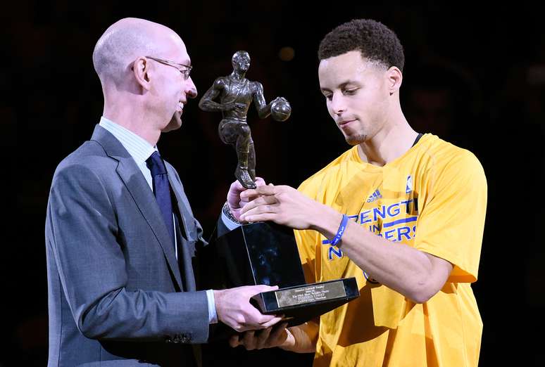 Stephen Curry recebeu do comissário da NBA, Adam Silver, o prêmio de MVP de 2015