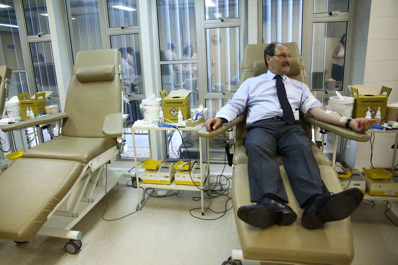 Governador, que cortou repasses para a saúde, em doação de sangue no Hemocentro em fevereiro