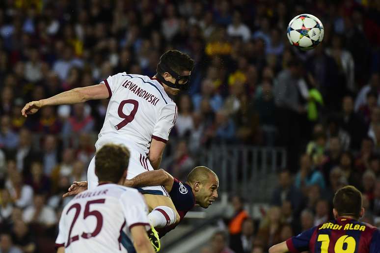 Mesmo atuando com uma m&aacute;scara de prote&ccedil;&atilde;o, artilheiro Lewandowski deu trabalho &agrave; defesa do Barcelona