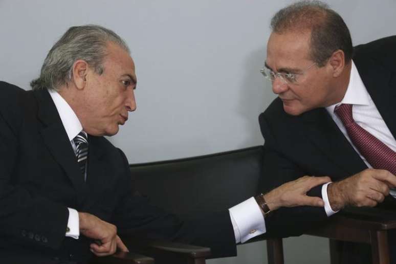Vice-presidente da República, Michel Temer (esquerda), conversa com o presidente do Senado, Renan Calheiros, no Palácio do Planalto, em 2013. 15/03/2013