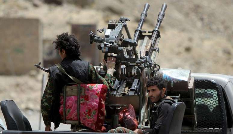 Militantes Houthis em carro de patrulha em Sanaa, capital do Iêmen.  02/05/2015