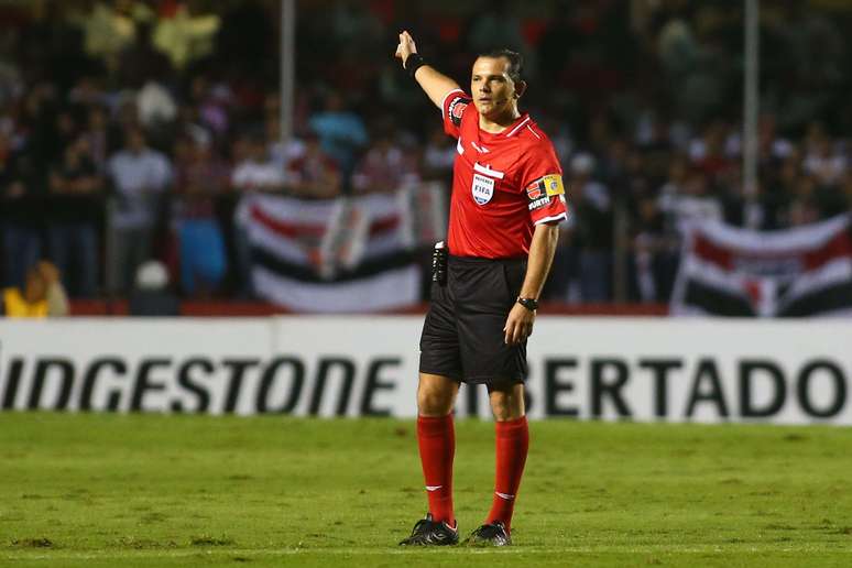 Carlos Amarilla não viu pênalti em Rafael Tolói