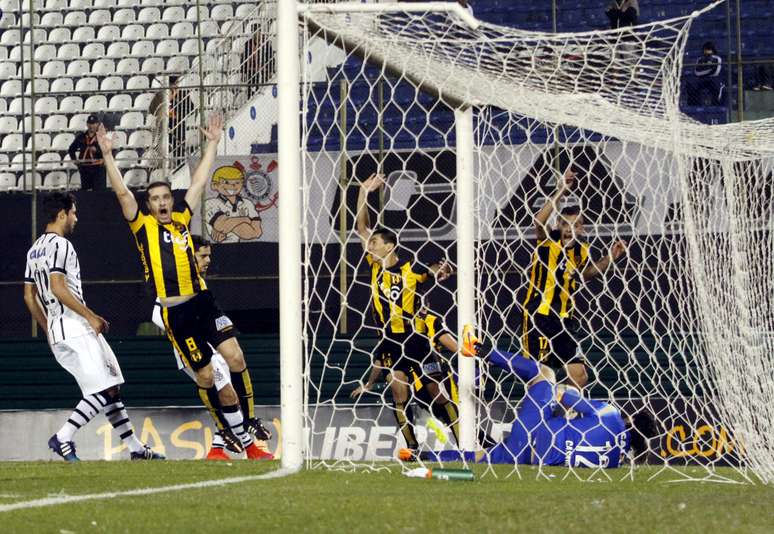 Jogadores do Guaraní comemoram ao verem a bola nas redes em frango de Cássio