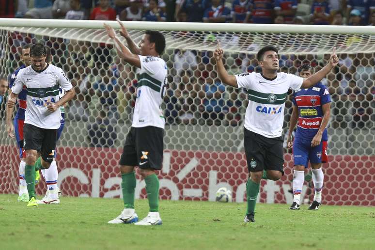 Fortaleza supera o Coritiba por 3 a 0 e vence a primeira na Série