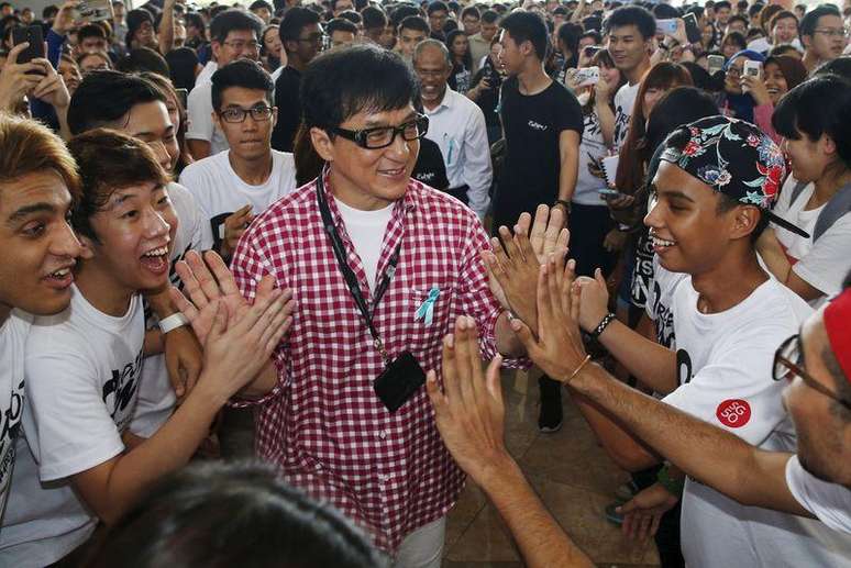 Jackie Chan em evento com jovens de Cingapura. 07/05/2015