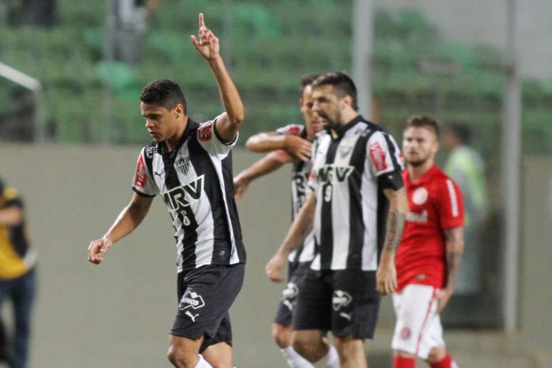Douglas Santos comemora gol nas oitavas da Libertadores