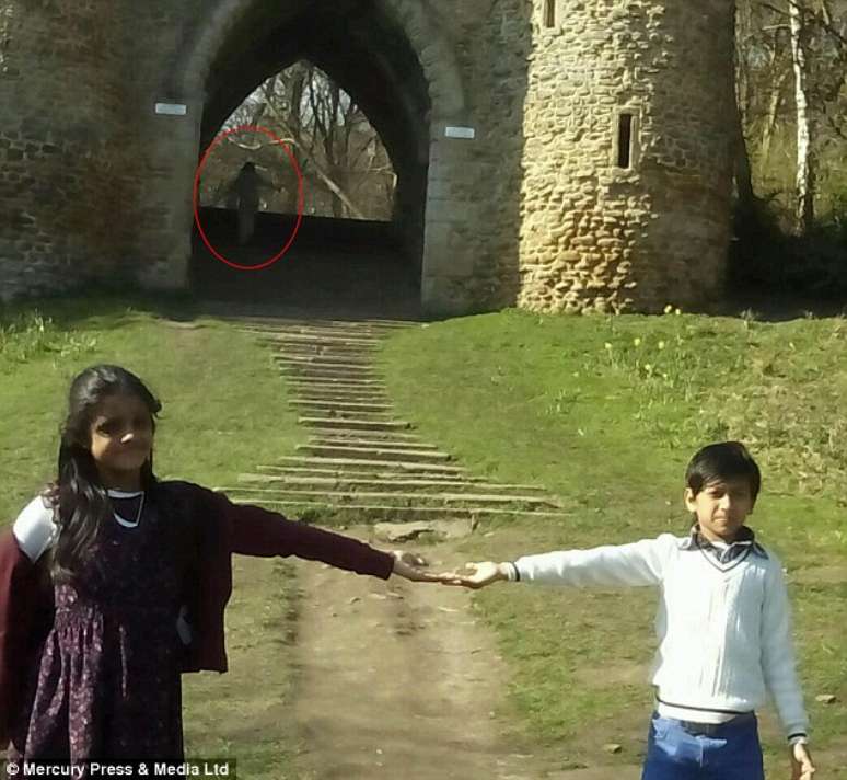 Suposto fantasma apareceu na foto dos primos de 11 anos e 9 anos