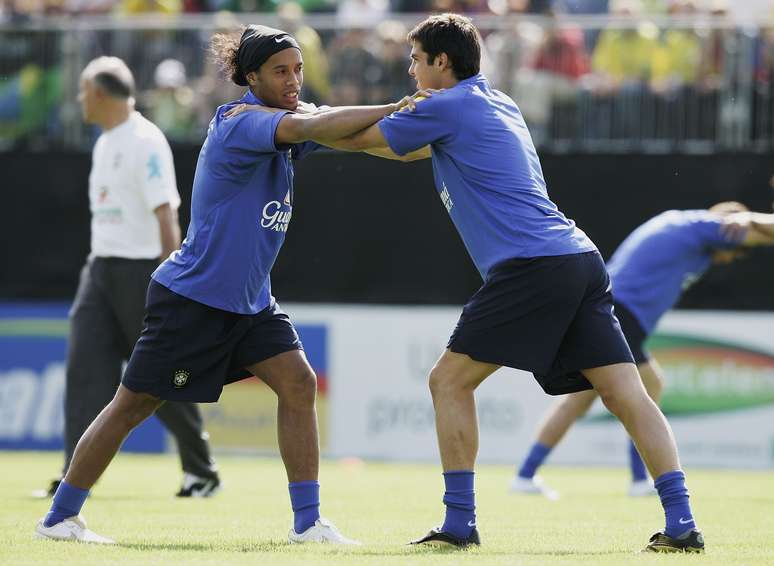 Kaká e Ronaldinho em treino da Seleção para a Copa de 2006: admiração e conselho para jogar nos Estados Unidos