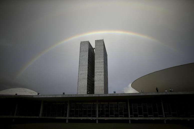 Arco-irís aparece perto do prédio do Congresso Nacional, em Brasília. 16/04/2015