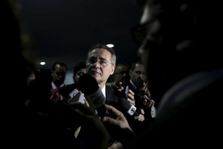 Presidente do Congresso Nacional, senador Renan Calheiros, dá entrevista ao chegar ao Senado, em Brasília. 26/03/2015