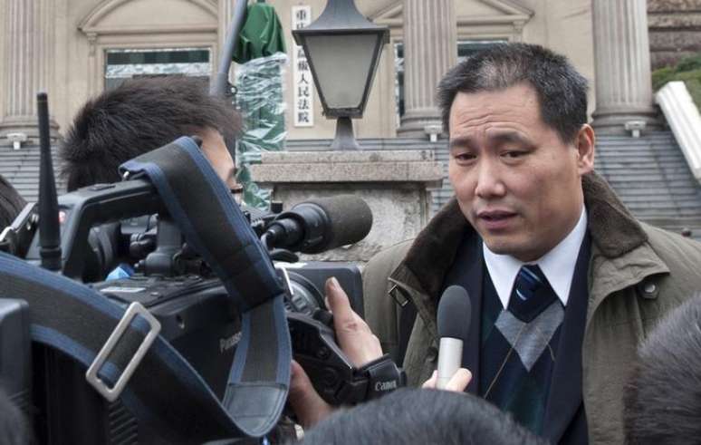 Advogado Pu Zhiqiang, um dos dissidentes mais conhecidos da China, falando com jornalistas em Chongqing.     28/12/2012