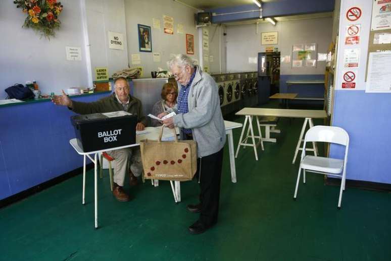 Homem votando em Oxford.   07/05/2015