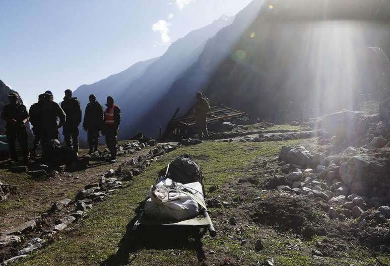 Corpo de um guia nepalês, recuperado por uma unidade de resgate nas motanhas do Himalaia