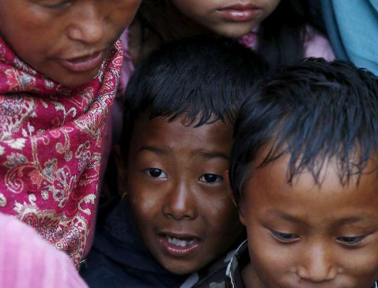 Crianças  aguardam distribuição de comida em Katmandu