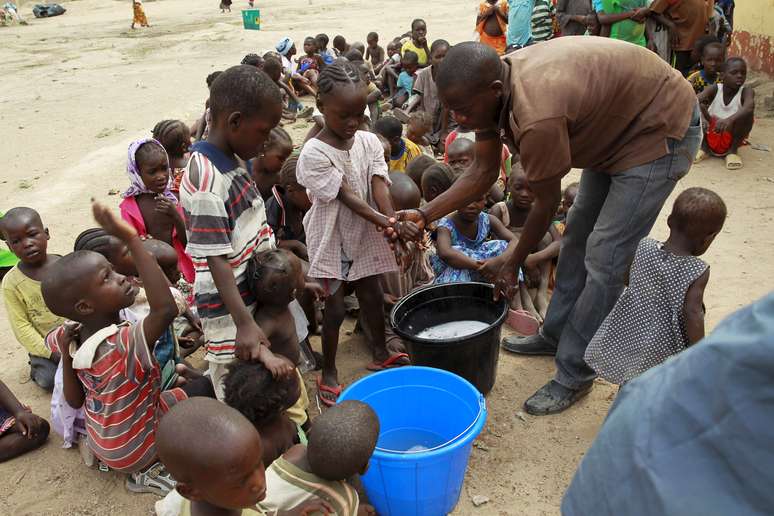 Crianças resgatadas após sequestro do Boko Haram lavam as mãos no acampamento em Malkohi 