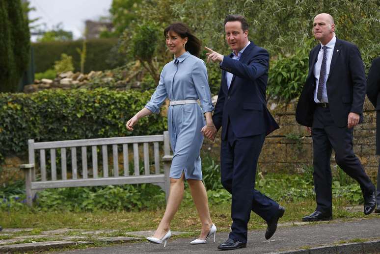 O primeiro-ministro da Grã-Bretanha, David Cameron e sua esposa Samantha depois de votarem em Spelsbury, região central da Inglaterra