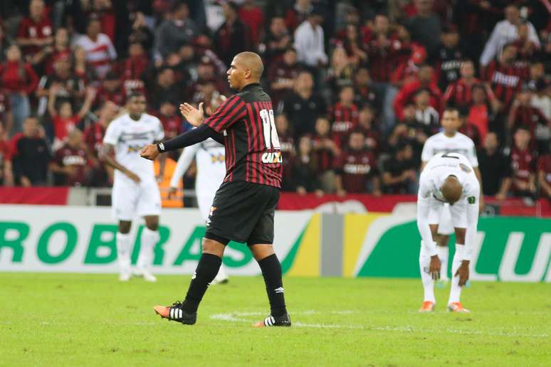 Walter já fez gol com a camisa do Atlético-PR e deve ser opção interessante para o Brasileiro