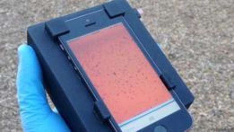 Aparelho que funciona como 'microscópio portátil' é acoplado no Iphone e, com o uso da câmera, ele detecta quantidade de parasitas no sangue